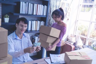 Küçük işletme ekibi onun online ev işindeki hisselerini kontrol ediyor.