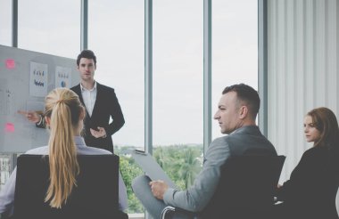 Genç İşletme Müdürü güçlü bir konferans veriyor