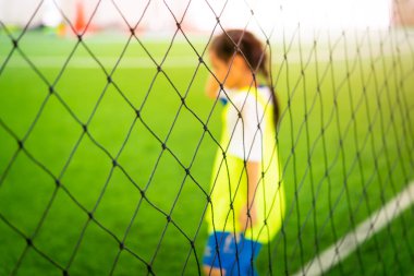 Çocuklarla antrenman sahasında futbol antrenmanı net değil.