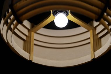 Karanlık odada turuncu tavan lambası. bambu lamba dekorasyon