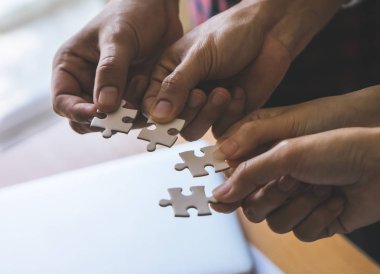 Dört yerleştirerek takım takım kavramı bir araya toplamak için jigsaw bulmacalar