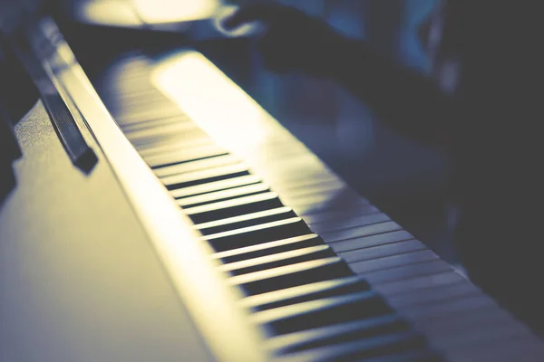 Little Boy Suona Con Pianoforte Tavoletta Musicale Casa — Foto Stock