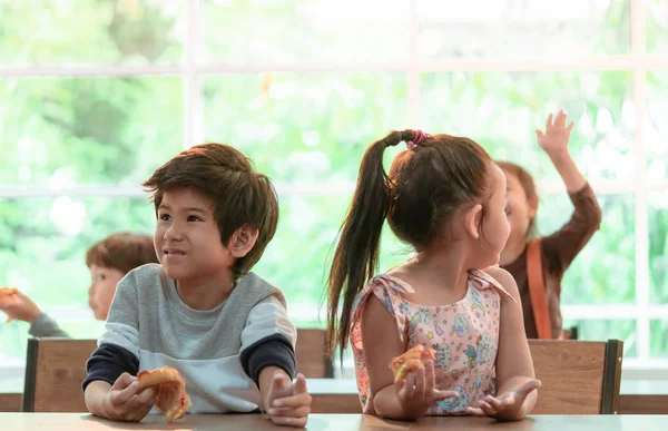 Estudiantes Kindergarten Entregan Para Más Pizza — Foto de Stock