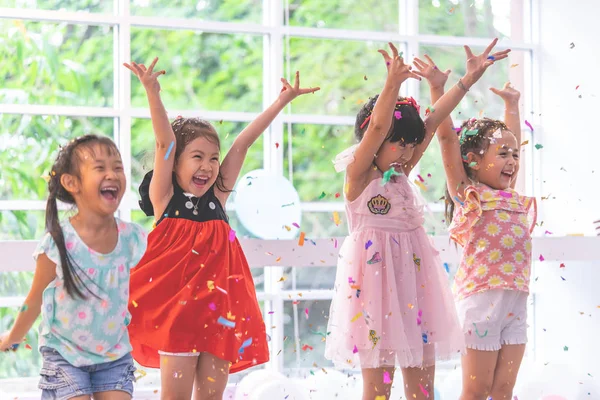 Los Niños Están Jugando Tirando Papel Fiesta Niños — Foto de Stock