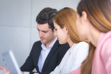 İş dünyası ekibi çalışma alanında beyin fırtınası yapıyor.