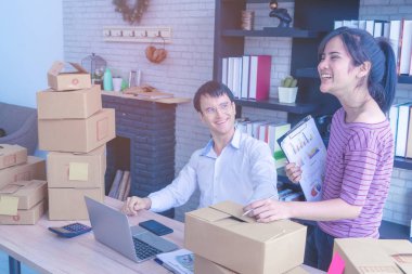 İş çifti onun online ev işindeki hisselerini kontrol ediyor.