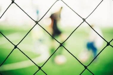 Çocuklarla antrenman sahasında futbol antrenmanı net değil.
