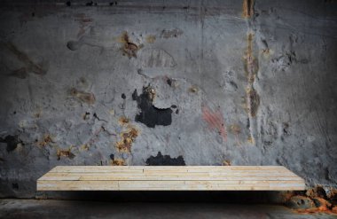 Ürün görüntülemek için rustik metal duvarda boş taş raf