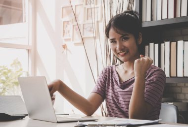 Akıllı Kadın bilgisayar başarı el ile evde çalışıyor