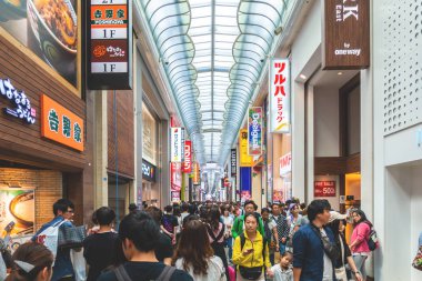 Osaka, Japonya - 26 Mayıs 2018: Shinsaibashi, ünlü alışveriş bölgesinin Osaka, A klasik sokak.