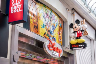 Osaka, Japonya - 26 Mayıs 2018: Osaka'nın ünlü alışveriş bölgesi Shinsaibashi'nin Klasik caddesinde Disney mağazası
