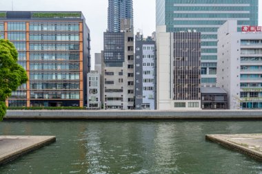 Osaka, Japonya - 28 Mayıs 2018: Osaka'da Umeda bölgesine geçen bir Kanal.