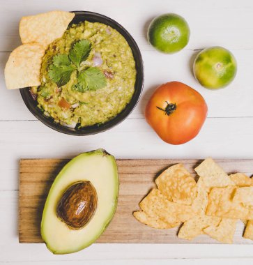 Üstten görünüm guacamole avokado cips Meksika yemeği düz ile yatıyordu