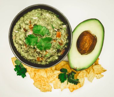 Cips meksika gıda düz yatıyordu üst görünümü izole ile Guacamole Avokado
