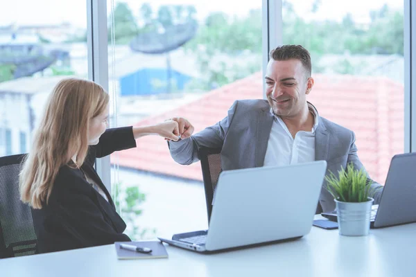 Geschäftsmann Und Geschäftsfrau Schlagen Hand Hand Für Teamarbeit — Stockfoto