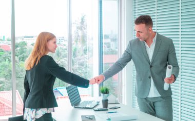 İş adamı ve kadın iş çift yumruk yumruk yumruk el birlikte takım çalışması için