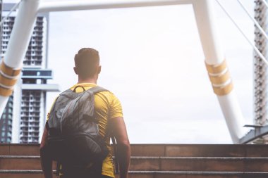 Erkek spor adamı modern şehirde merdivenden yürüyor