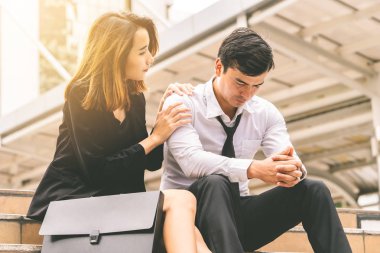 kız arkadaşı stresli bir boyfrined ofise Teselli veriyor