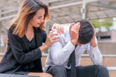 kız arkadaşı stresli bir boyfrined ofise Teselli veriyor