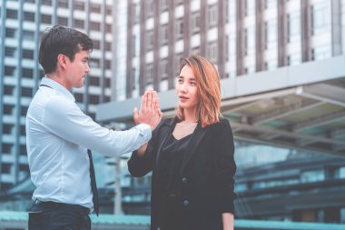 İş aşığı çift modern şehirde başarı için merhaba beş
