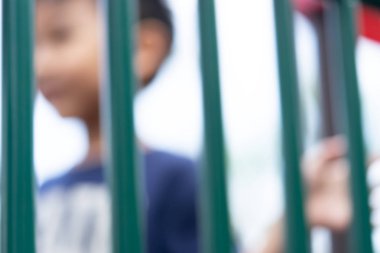 Asyalı çocuk oyun alanı bulanıklık odak tırmanıyor