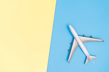 Oyuncak uçak mavi pembe sarı dünya konsepti seyahat ediyor