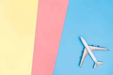 poster ve metin için mavi pembe sarı kopyalama alanı üzerinde düzlem