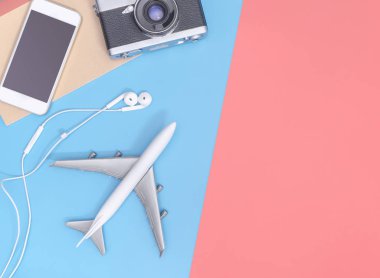 Mavi sarı kopyalama alanında iş seyahati için en iyi görünüm araçları ve nesneleri seyahat