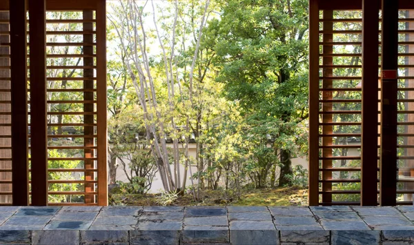 Prateleira Pedra Vazia Fundo Jardim Japonês Para Exibição Produto — Fotografia de Stock