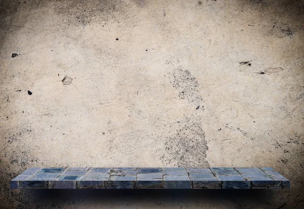 แสดงเคาน เตอร เทาบนผน เมนต าตาล — ภาพถ่ายสต็อก