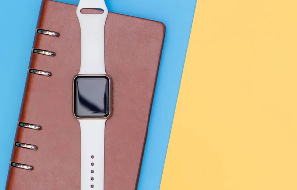 Smart Watch Notebook För Att Organisera Konceptet Med Blå Gul — Stockfoto