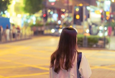 Hong Kong 'un gece sokağındaki sevimli Asyalı gezgin kız.