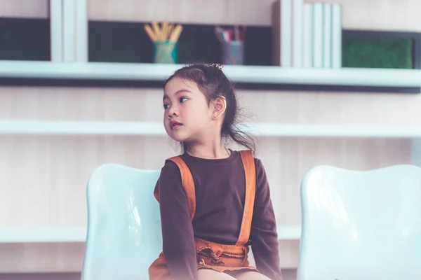 Una Niña Sentada Sola Aula — Foto de Stock