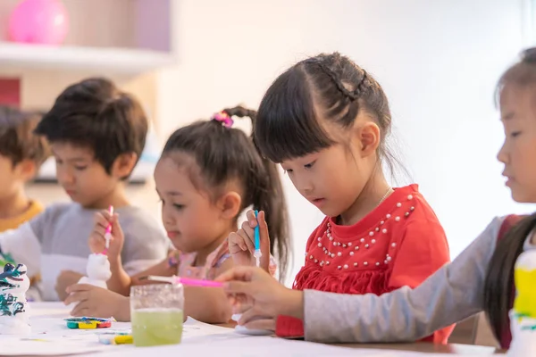 Azji Dziewczyna Chłopcy Jest Malowanie Lalki Grupie Art — Zdjęcie stockowe