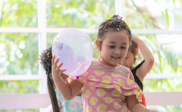 Los Niños Están Jugando Tirando Papel Globo Fiesta Niños — Foto de Stock