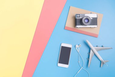 Poster ve afiş için mavi pembe sarı kopya alanı Hipster blogger seyahat nesneleri