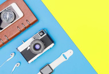 mavi ve sarı pembe akıllı saat kulaklık ile kamera 