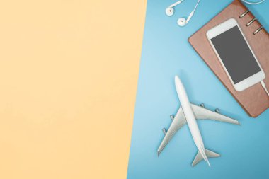 Pastel seyahat gadget'lar ekipman mavi sarı kopyalama alanı