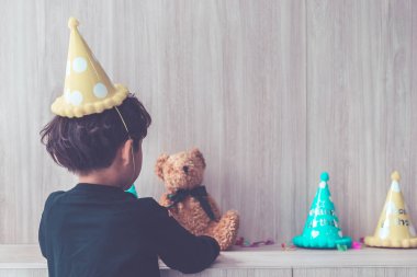 küçük çocuk onun doğum günü partisi hazırlanıyor