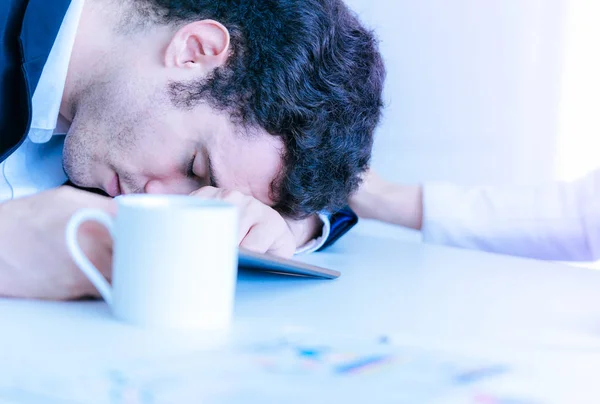 Müder Geschäftsmann Schläft Auf Bürotisch Ein — Stockfoto