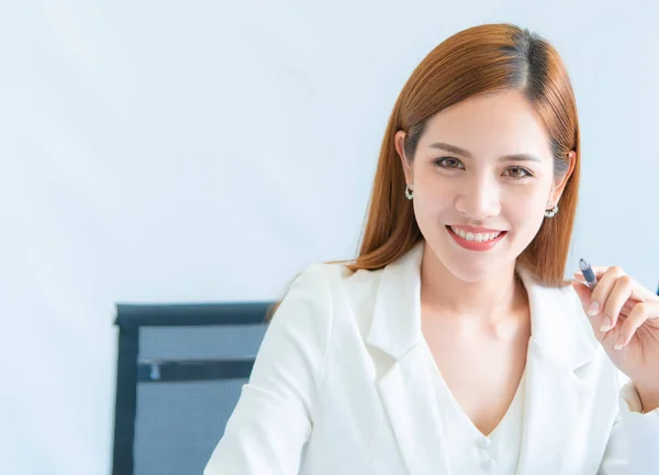 自信アジアのビジネス女性の白い肖像画営業所 — ストック写真