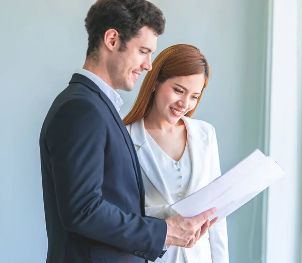 Female Contractor Showing Her Boss Real Estate Building Plan — Stock Photo, Image