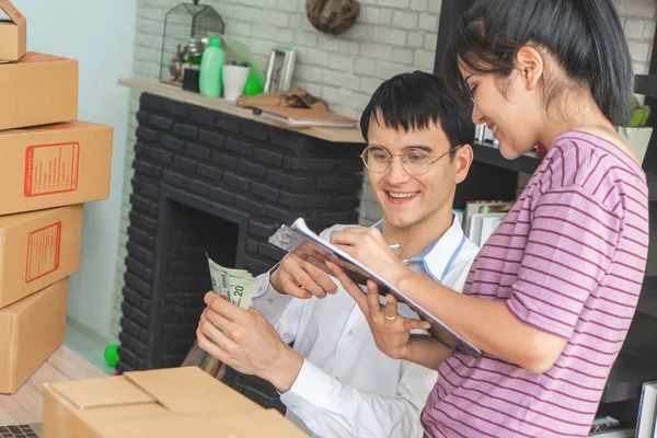 İş çift kendi online ev iş stok kontrol ediyor