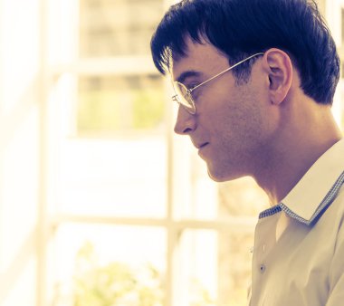 Gözlük portre ile Güven iş adamı