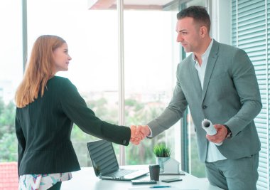 İş kadını partneriyle tokalaşıyor.