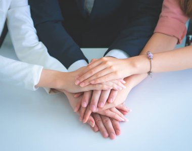 Ofis insanları iş ekibi başarı kavramı için el ele