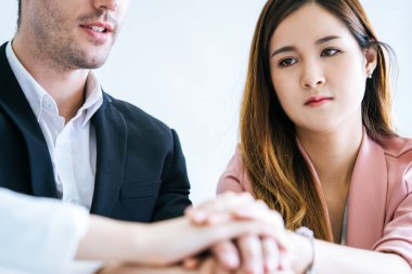 Kadınlar iş toplantısında takım olarak endişeli görünürler. 