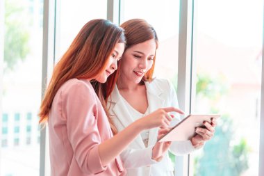 İş ekibi, ekip toplantısında tablet işini tartışıyor