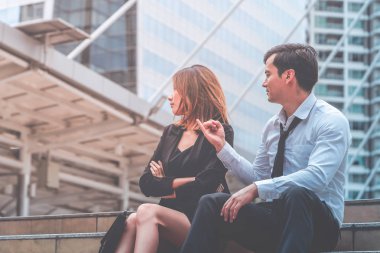 Ofis sevgilisi çift sorun yaşıyor, erkek arkadaşı kız arkadaşı telafi etmeye çalışın