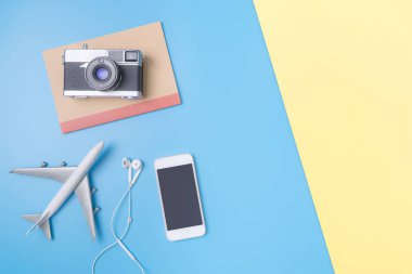 Poster ve afiş için mavi pembe sarı kopya alanı Hipster blogger seyahat nesneleri